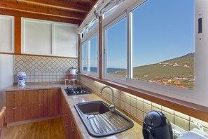 Fridge, microwave, oven, stovetop - Vacation 'Studio Home In La Orotava' with Sea View, Private Terrace and Wi-Fi (La Orotava)