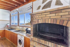 Fridge, microwave, oven, stovetop - Vacation 'Studio Home In La Orotava' with Sea View, Private Terrace and Wi-Fi (La Orotava)