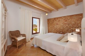 8 bedrooms, iron/ironing board, free WiFi, bed sheets