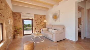 Een televisie en een tafeltennistafel