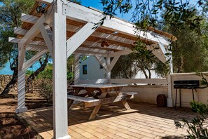 Outdoor dining - Apartment 'Casa Rural Maximón Azul' with Sea Views, Wi-Fi and Air Conditioning (Los Caños de Meca)