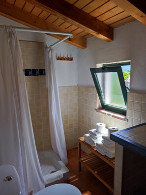 Shower, hair dryer, towels - Apartment 'Casa Rural Maximón Azul' with Sea Views, Wi-Fi and Air Conditioning (Los Caños de Meca)
