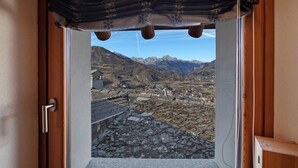 A traditional Japanese room with tatami flooring, a shoji screen, and a view of a mountainous landscape. - Holiday Home 'Alpine A&S' with Mountain View, Wi-Fi and Air Conditioning (Aymavilles)