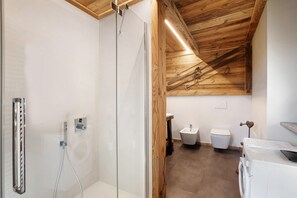 Shower, hair dryer, towels - Holiday Home 'Alpine A&S' with Mountain View, Wi-Fi and Air Conditioning (Aymavilles)