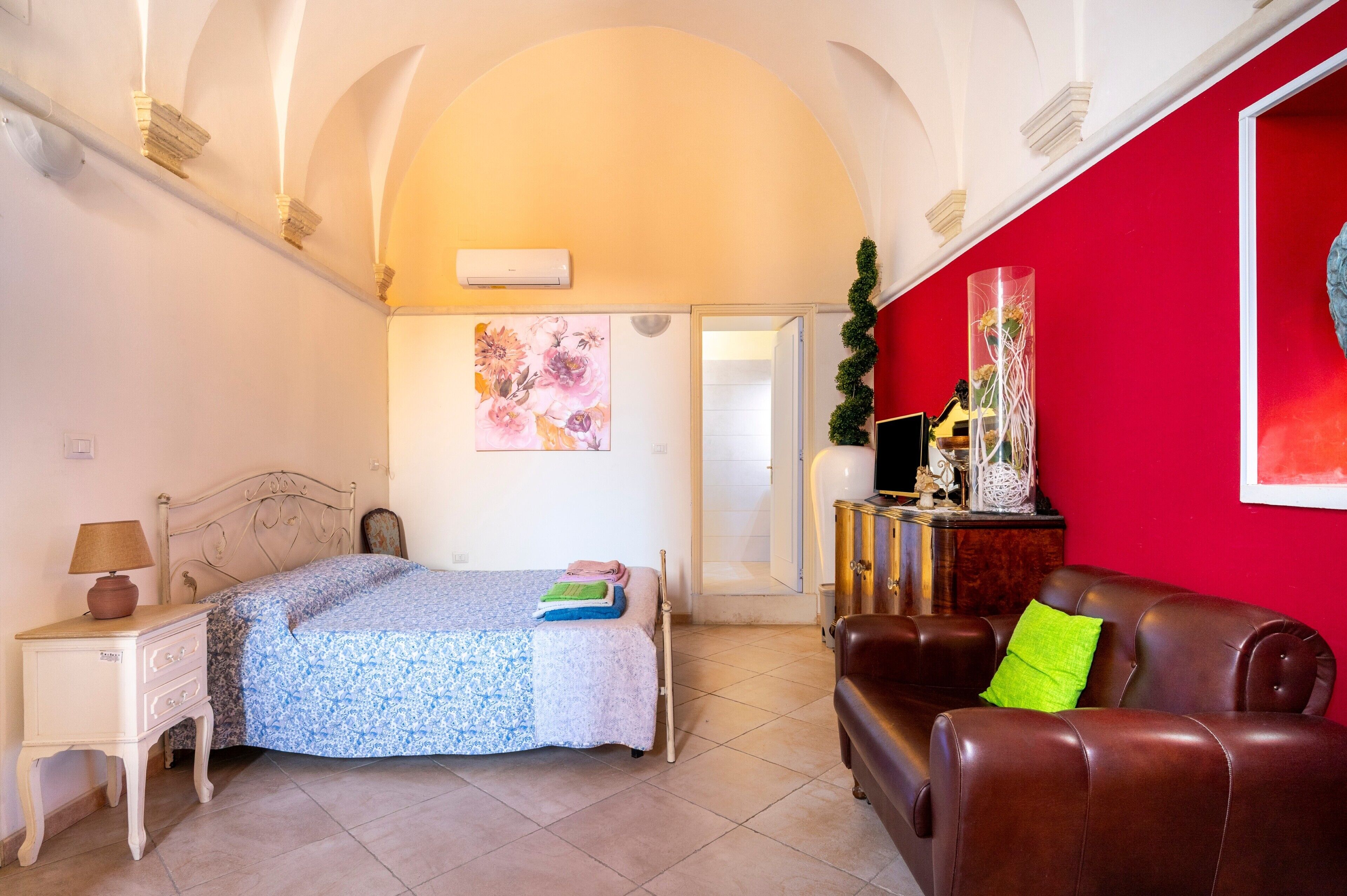 1 habitación, tabla de planchar con plancha, wifi gratis y ropa de cama 