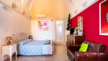 1 habitación, tabla de planchar con plancha, wifi gratis y ropa de cama