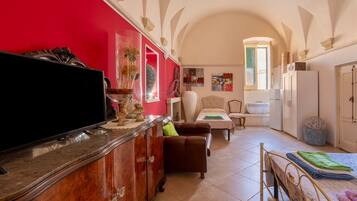 1 habitación, tabla de planchar con plancha, wifi gratis y ropa de cama