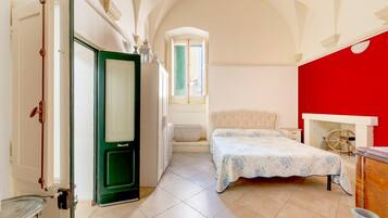 1 habitación, tabla de planchar con plancha, wifi gratis y ropa de cama