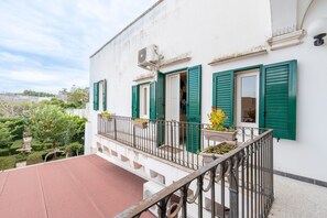Exterior - Room 'Costantini - Rosa' with Shared Terrace, Wi-Fi and Air Conditioning (San Donato di Lecce)
