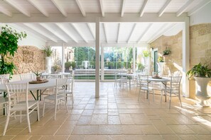 Outdoor dining - Room 'Costantini - Rosa' with Shared Terrace, Wi-Fi and Air Conditioning (San Donato di Lecce)