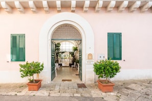 تفاصيل الفندق من الخارج