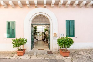 Exterior detail - Apartment 'Palazzo Costantini - Gerbera' with Shared Terrace, Wi-Fi and Air Conditioning (San Donato di Lecce)