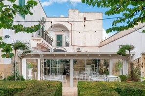 Outdoor dining - Apartment 'Palazzo Costantini - Gerbera' with Shared Terrace, Wi-Fi and Air Conditioning (San Donato di Lecce)