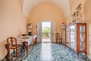Dining - Apartment 'Palazzo Costantini - Gerbera' with Shared Terrace, Wi-Fi and Air Conditioning (San Donato di Lecce)