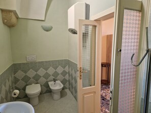 Een douche, een haardroger, handdoeken