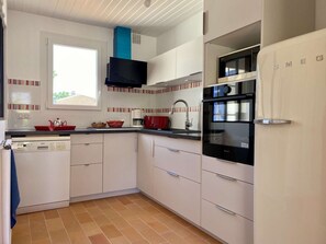 Een koelkast, een microgolfoven, een oven, een vaatwasser