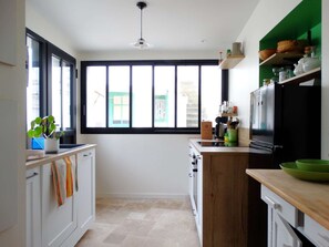 Geladeira, fogão, lava-louças, torradeira