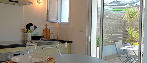 Kühlschrank, Mikrowelle, Kochgeschirr/Geschirr/Besteck