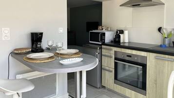 Refrigerador, microondas y utensilios de cocina