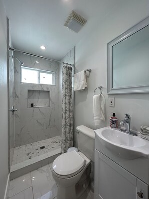 Dusche, Haartrockner, Handtücher, Seife