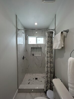 Shower, hair dryer, towels, soap - Private backyard pet friendly 2-bed 2 bath house w parking W/D near Culver City (Los Angeles)