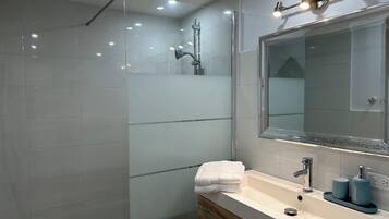 Secador de cabelo, toalhas de banho, sabonete, shampoo