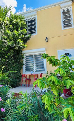 Outdoor dining - Newly Renovated Pelican Key Studio, near the beach. The best area on Dutch side! (Pelican Key)