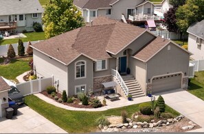 House | 5 bedrooms - Farmington Gem 6BR Private Fenced Yard Sleeps 15 (Farmington)