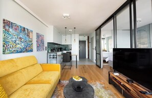 TV - Central Panorama Apartment | Chmielna 35 (Warszawa)