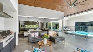 Smart TV, offices - Belle Escapes Canopy Heights (Palm Cove)