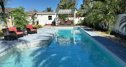 Charming 1-bedroom in Tampa with WiFi, Pool, Fitness, and walkable to Lake Park