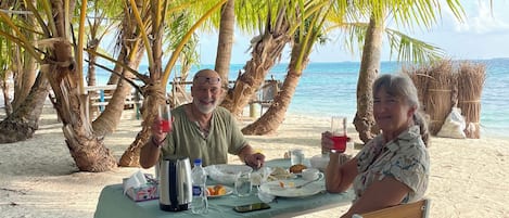 Petit déjeuner buffet (7 USD par personne)