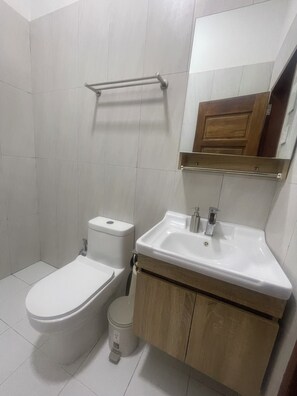 Ilmaiset hygieniatuotteet, hiustenkuivaaja, saippua, sampoo