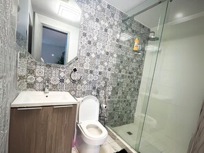 Toallas, jabón, papel de baño 
