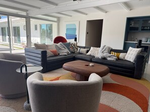 Televisión, chimenea, estéreo, oficina