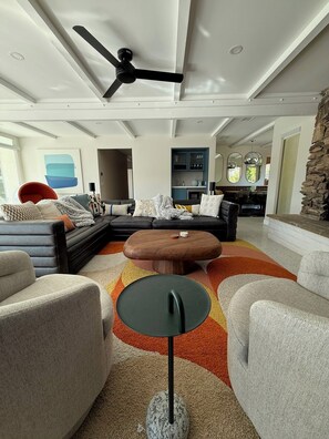 Televisión, chimenea, estéreo, oficina