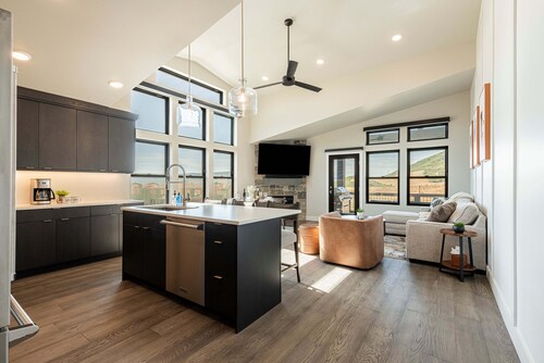 Amazing Views! New Condo, Free Ski Shuttle, Minutes to Jordanelle Reservoir, YouTube TV provided!