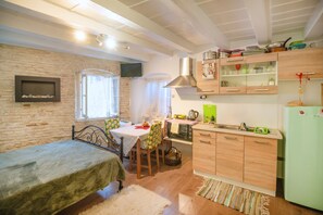 Fridge, oven, coffee/tea maker, high chair