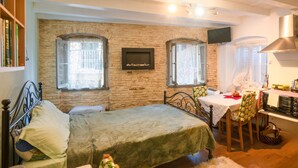 1 bedroom, iron/ironing board, WiFi (free), bed sheets
