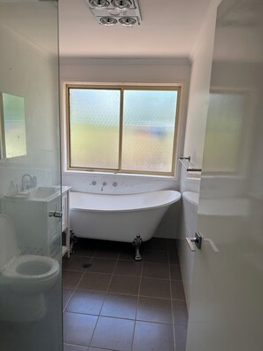 Shower, hair dryer, towels, soap - Your home away from home (Jerrabomberra)