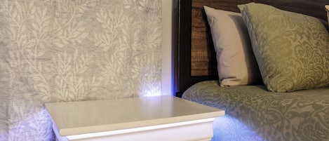 3 habitaciones, escritorio y tabla de planchar con plancha