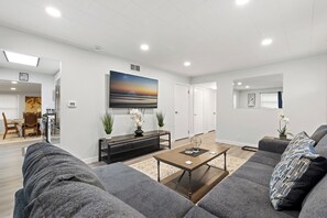 Living area - Breezy Vista by Naval Base (WAUKEGAN)