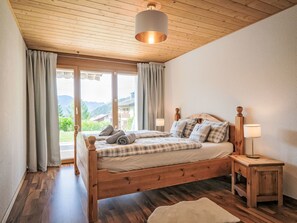 4 habitaciones, escritorio, tabla de planchar con plancha y wifi 