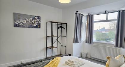 Bright & Elegant 2-Bedroom Stay in Stockport