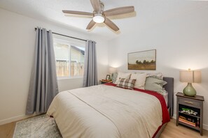 3 Schlafzimmer, Schreibtisch, Bügeleisen/Bügelbrett, Reisekinderbett