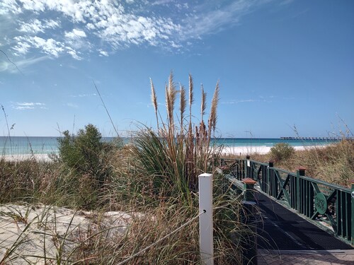 Beautiful 1 BR / 2 BA Condo!  Sleeps 6!  Gorgeous views of the water!