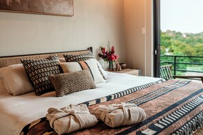 4 bedrooms, in-room safe, internet, bed sheets