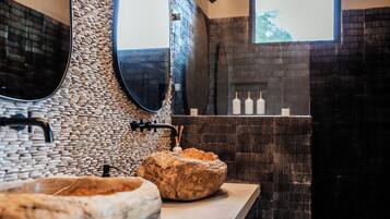 Douche, serviettes fournies, savon, shampoing