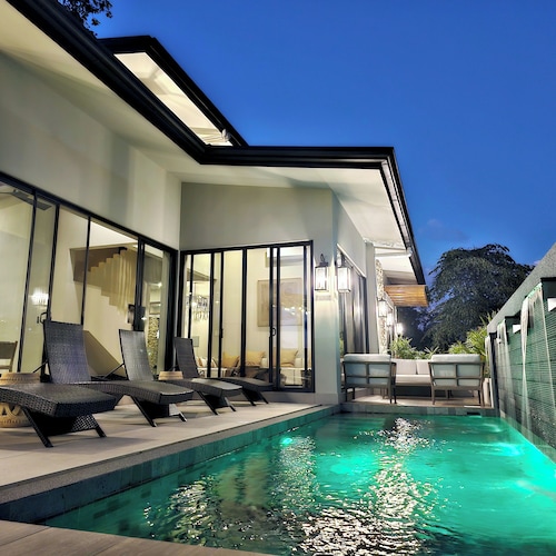 Brand New  Casa Lunula 4-bedroom 4.5 Bath house in Manuel Antonio w/Private Pool