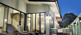Brand New Casa Lunula 4-bedroom 4.5 Bath house in Manuel Antonio w/Private Pool